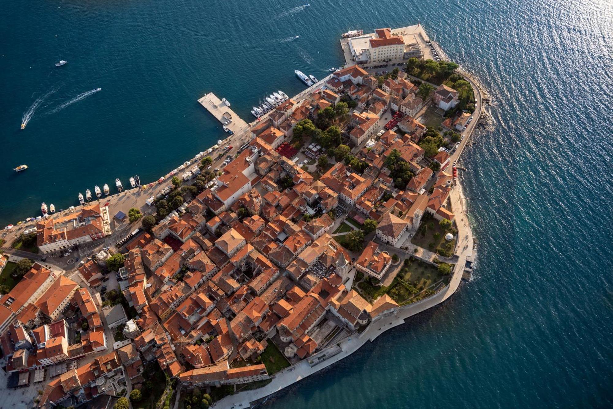 Old Town And Apartment