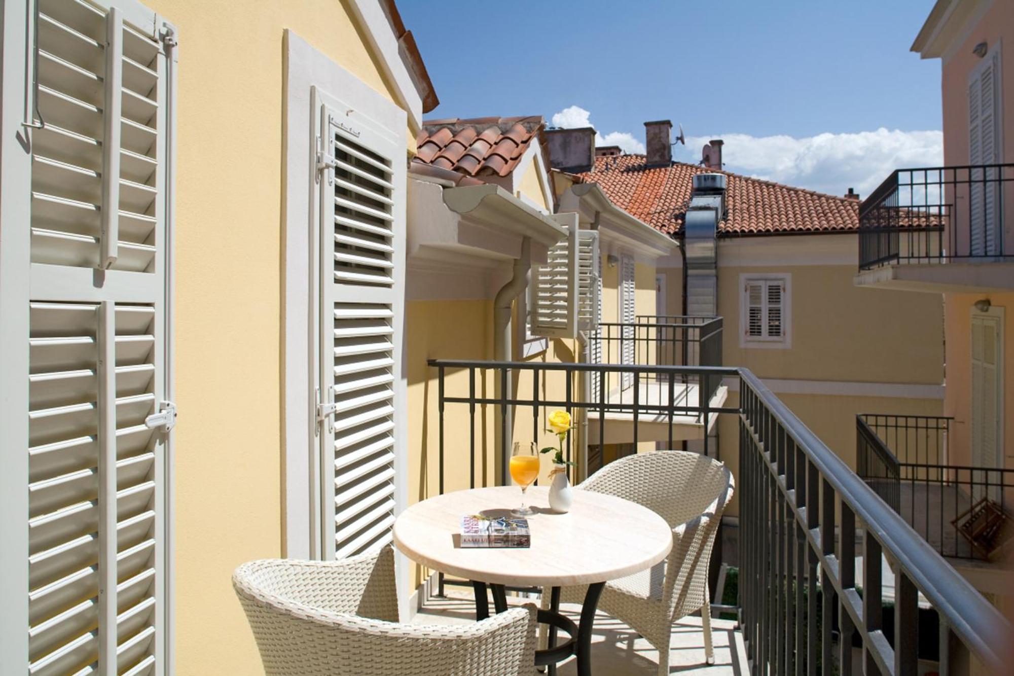 Old Town And Apartment *